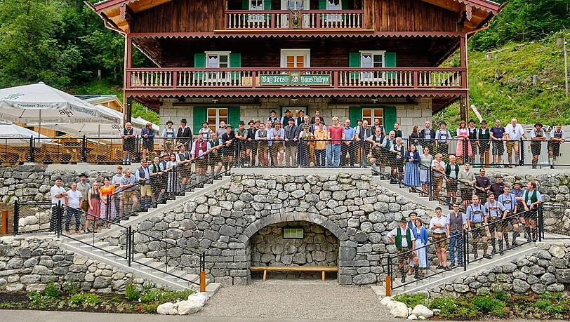 Manuel Neuer und Johannes Rabl haben das historische Forsthaus renoviert und wiedereröffnet. Manuel Neuer und Johannes Rabl haben das historische Forsthaus renoviert und wiedereröffnet.