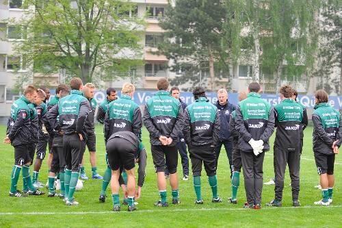 Einschwören auf Duisburg: Fürths Trainer Benno Möhlmann will heute Abend eine &bdquo;mutige und selbstbewusste&ldquo; Mannschaft beim MSV sehen.