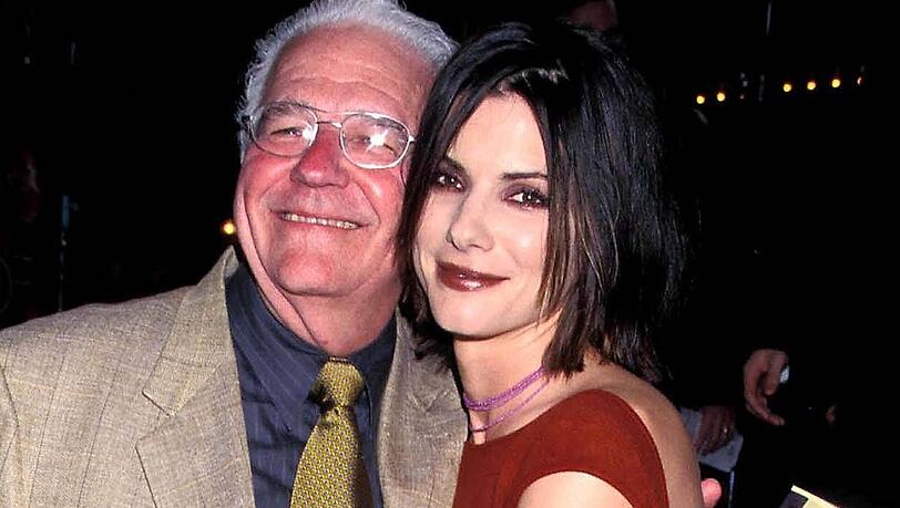 John Wilson Bullock begleitete Sandra Bullock 1999 zur Premiere von "Auf die stürmische Art". Ihren damaligen Look beschrieb sie nun als ihre "Gothic-Ära". John Wilson Bullock begleitete Sandra Bullock 1999 zur Premiere von "Auf die stürmische Art". Ihren damaligen Look beschrieb sie nun als ihre "Gothic-Ära".