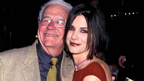 John Wilson Bullock begleitete Sandra Bullock 1999 zur Premiere von "Auf die st&uuml;rmische Art". Ihren damaligen Look beschrieb sie nun als ihre "Gothic-&Auml;ra".