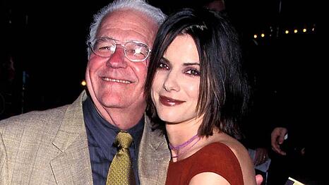 John Wilson Bullock begleitete Sandra Bullock 1999 zur Premiere von "Auf die st&uuml;rmische Art". Ihren damaligen Look beschrieb sie nun als ihre "Gothic-&Auml;ra".