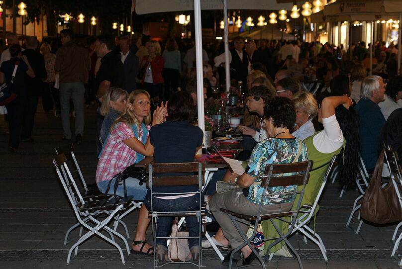 Nicht nur für Pärchen eine beliebte Freitagabend-Beschäftigung: Shoppen nach Ladenschluss. Denn die Münchner Kultur- und Shoppingnacht hat weitaus mehr zu bieten als geöffnete Geschäfte.