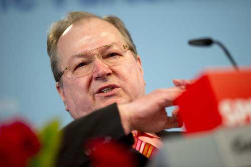 &bdquo;Das herzliche Dankeschön von Tankstellenpächtern für das eine
oder andere mehr verkaufte Sixpack ist ihnen sicher.&ldquo;
(Der Berliner Bezirksbürgermeister Heinz Buschkowsky (SPD) am 7.
November zum Plan von Schwarz-Gelb für ein Betreuungsgeld)