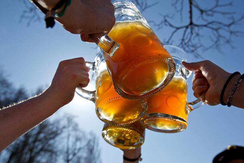 Ein fast schon vergessenes Bild: Im Biergarten lässt sich die Maß doch am besten genießen!