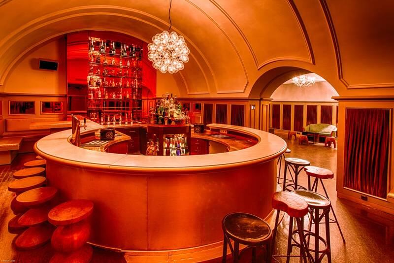 Die rote Bar in der neuen Eventlocation Levels in Haidhausen.