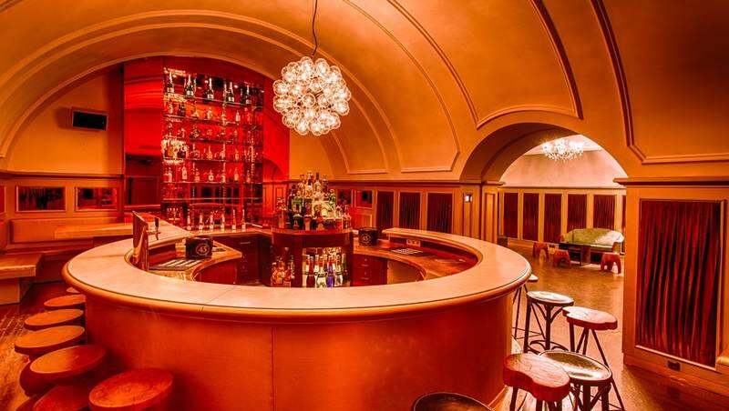 Die rote Bar in der neuen Eventlocation Levels in Haidhausen.