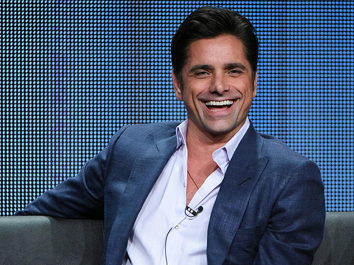 John Stamos hat gerade einen Alkoholentzug hinter sich gebracht und ist jetzt bei den Dreharbeiten zu "Fuller House" dabei