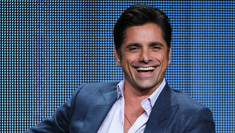 John Stamos hat gerade einen Alkoholentzug hinter sich gebracht und ist jetzt bei den Dreharbeiten zu "Fuller House" dabei