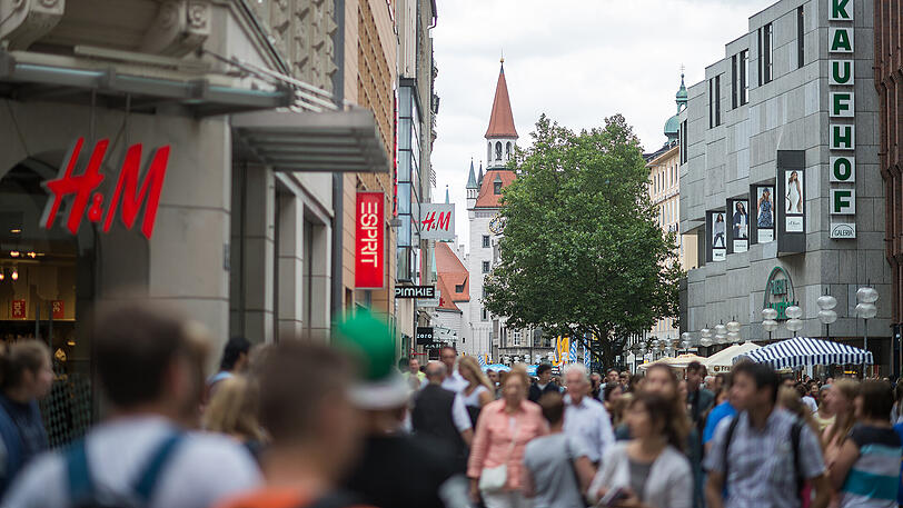 Die chinesischen Touristen sind zum Einkaufen besonders gern in der Münchner Innenstadt unterwegs.