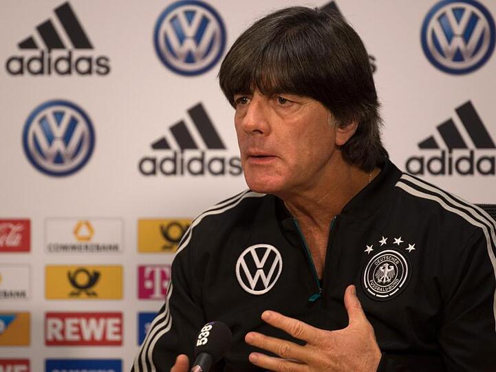 Bundestrainer Joachim Löw spricht auf der Pressekonferenz.