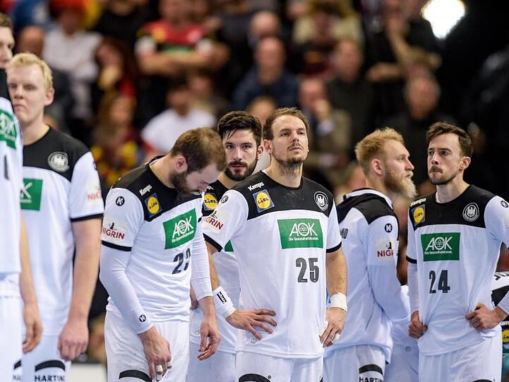Die deutschen Handballer stehen nach dem verpassten Finaleinzug geknickt in der Halle.