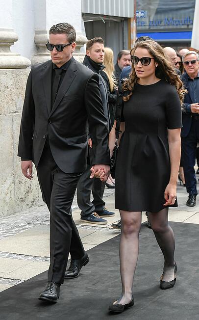 Dominik Elstner mit Freundin Michele auf der Trauerfeier für Hannelore Elsner in der katholischen Jesuitenkirche St. Michael in München am 31.05.2019. Dominik Elstner mit Freundin Michele auf der Trauerfeier für Hannelore Elsner in der katholischen Jesuitenkirche St. Michael in München am 31.05.2019.