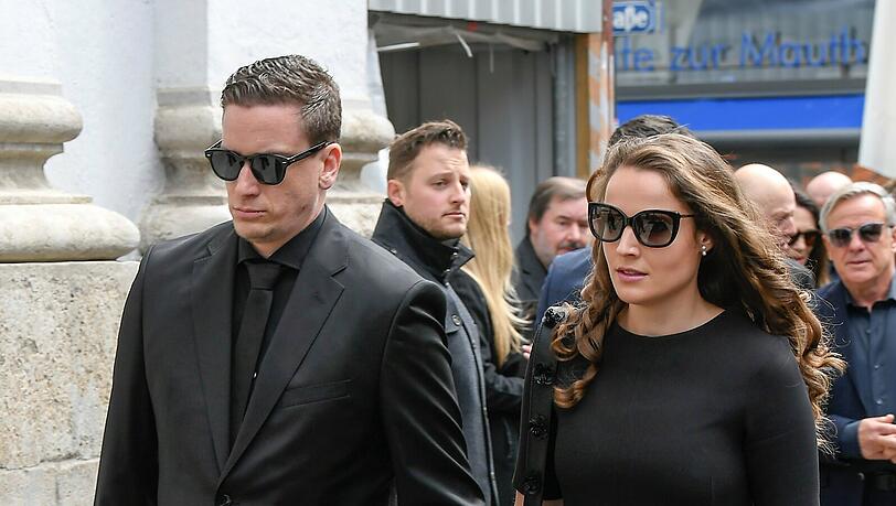 Dominik Elstner mit Freundin Michele auf der Trauerfeier für Hannelore Elsner in der katholischen Jesuitenkirche St. Michael in München am 31.05.2019. Dominik Elstner mit Freundin Michele auf der Trauerfeier für Hannelore Elsner in der katholischen Jesuitenkirche St. Michael in München am 31.05.2019.