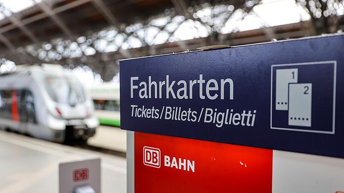Ein Fahrkartenautomat der Deutschen Bahn steht an einem Bahnhof.