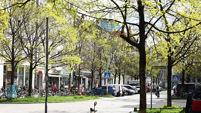 In de Donnersbergerstraße domineert gerade zartes Grün.  Vom Rotkreuzplatz bevindt zich ook met uw eigen schrijven in de Straße ruhiger.