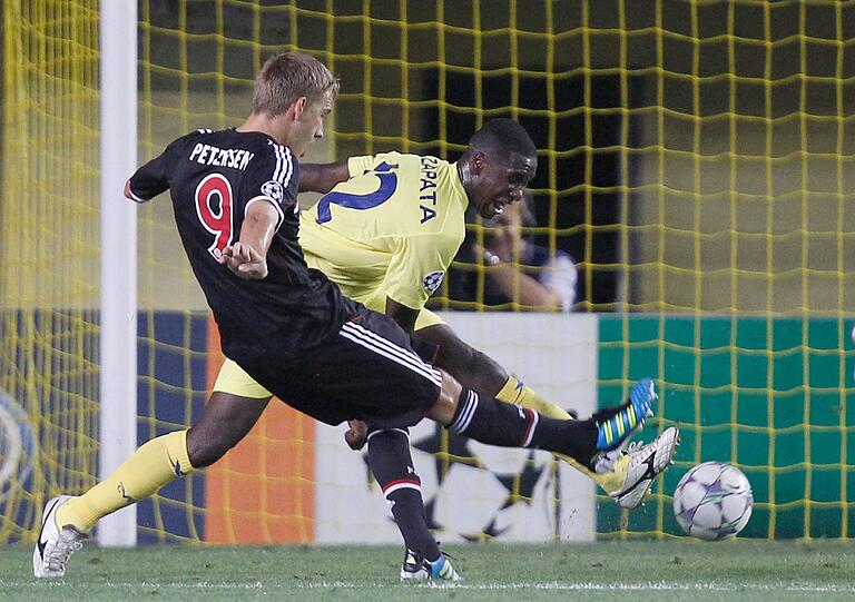 NILS PETERSEN: Nach der Halbzeit für Gomez Mittelstürmer. Völlig erschrocken und überrascht vergeigte er das sichere 2:0. Immerhin: Fleißiger Kombinierer. Note 4