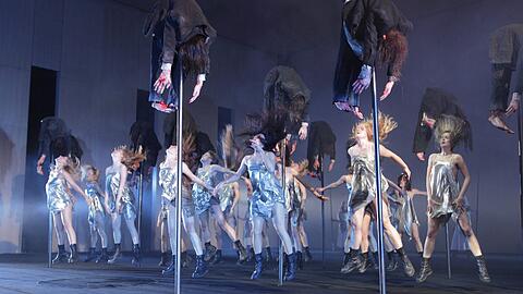 Vor dem Walkürenritt im dritten Akt stampft der Bewegungschor Modern Dance im Walküren-Rhythmus, was dem Publikum am Premierenabend stark missfiel.