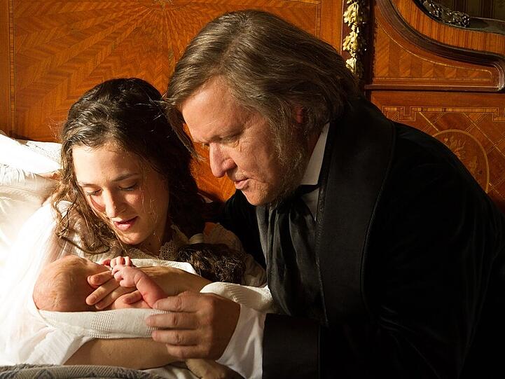 Eine kleine Tochter krönte die Beziehung von der jungen Cosima (Peri Baumeister, l.) und Richard Wagner (Justus von Dohnányi, r.)