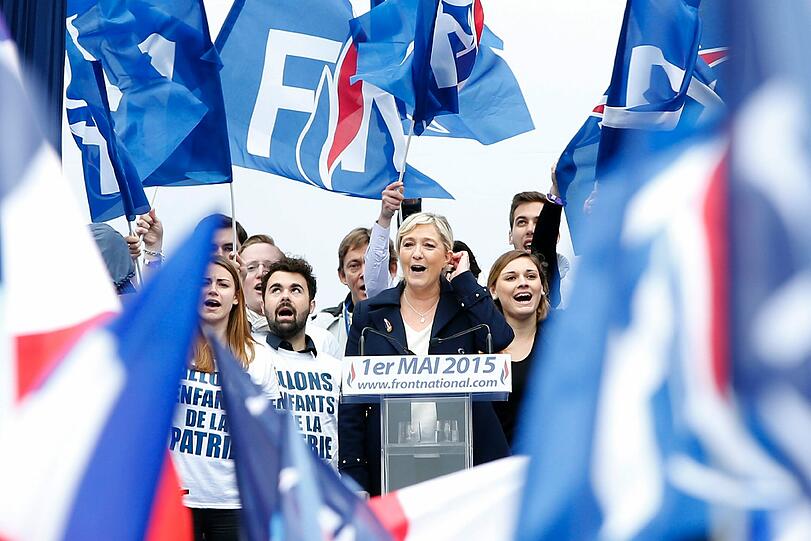 Bei einer Maikundgebung auf dem Pariser Opernplatz zeigten drei Femen-Aktivistinnen der Chefin der rechtsextremen französischen Partei Front National den Hitlergruß. Die Bilder.