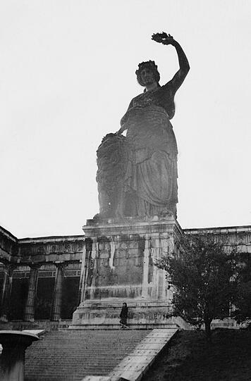 Die Bavaria kurz nach dem Krieg. Die Bronze-Dame steht noch &ndash; die Ruhmeshalle aber ist noch arg lädiert.