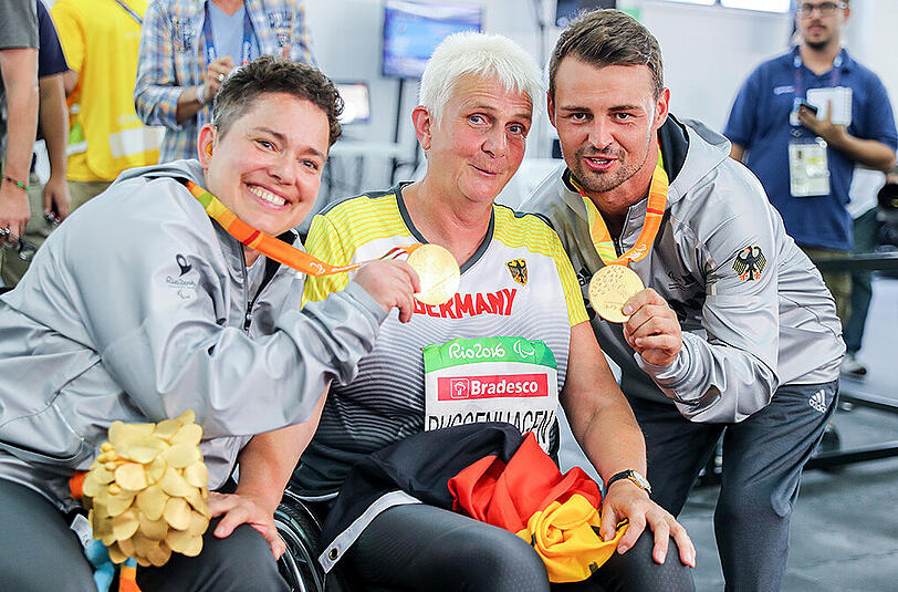 Die deutschen Athleten Birgit Kober, Marianne Buggenhagen und Heinrich Popow (von links) präsentieren ihre Medaillen.