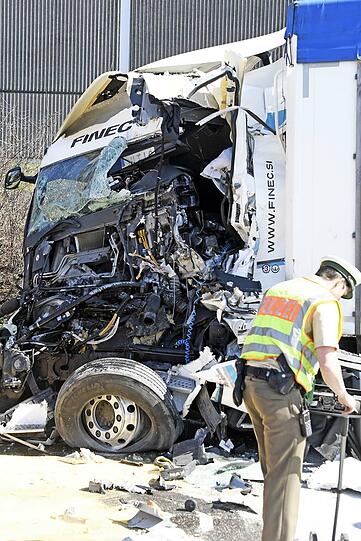 Schwerer Lkw-Unfall auf der A99 - ein Fahrer musste aus dem Cockpit befreit und per Hubschrauber ins Krankenhaus geflogen werden.