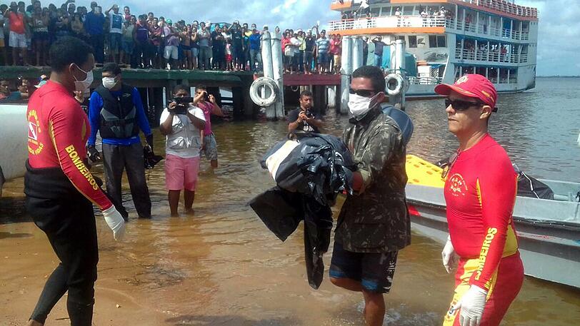 Rettungskräfte bergen am Xingu-Fluss den leblosen Körper eines Opfers.