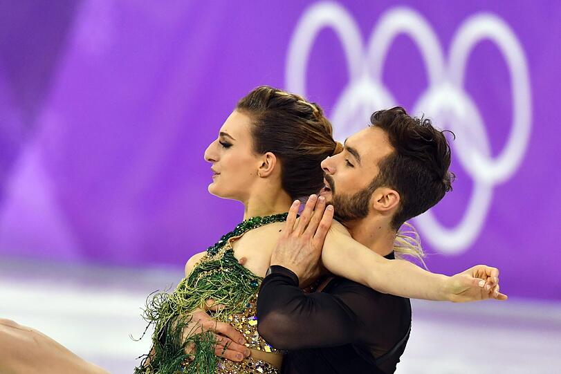 Ein Busenblitzer und keine Chance, ihn zu verdecken - trotzdem tanzten Papadakis und Cizeron auf den zweiten Platz in der Zwischenwertung! Die Bilder von ihrer Kurztanz-Performance.