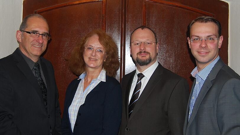 Die drei Spitzenkandidaten der CSU für den Bezirksausschuss Pasing-Obermenzing mit dem Wahlleiter. Von links: Frieder Vogelsgesang, Maria Osterhuber-Völkl, Johann Sauerer und Sven Wackermann. Die drei Spitzenkandidaten der CSU für den Bezirksausschuss Pasing-Obermenzing mit dem Wahlleiter. Von links: Frieder Vogelsgesang, Maria Osterhuber-Völkl, Johann Sauerer und Sven Wackermann.