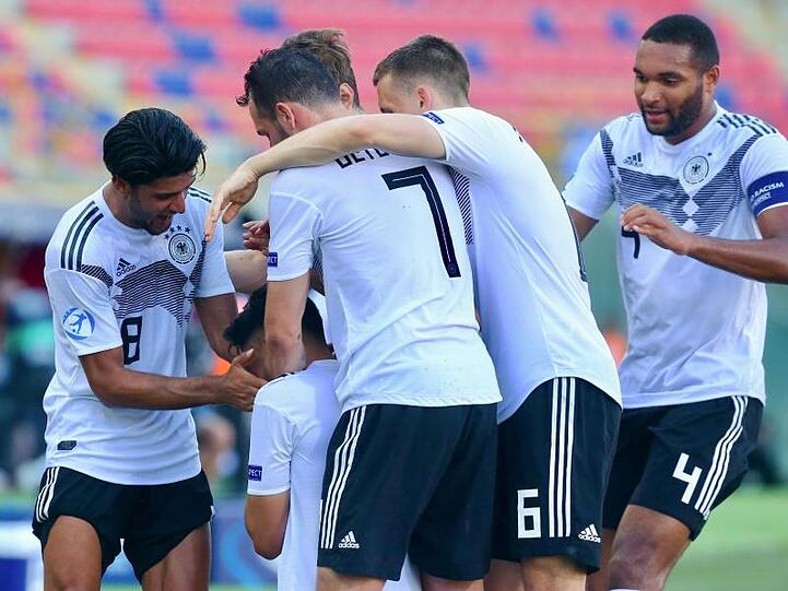Stehen im Finale der EM: Die deutschen U21-Spieler jubeln.