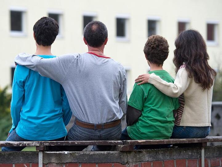 Die Zahl der Angehörigen, die Flüchtlingen nach Deutschland nachkommen durften, ist deutlich gesunken.
