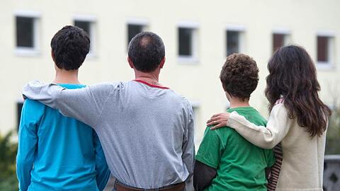Die Zahl der Angehörigen, die Flüchtlingen nach Deutschland nachkommen durften, ist deutlich gesunken.