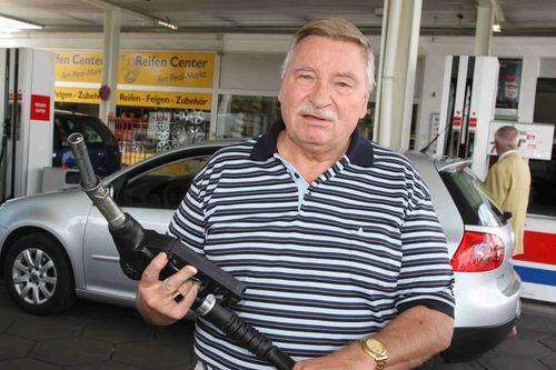Horst Kahden (69) aus Nürnberg: &bdquo;Das sind doch alles Ganoven! Die Konzerne, weil sie die Preissenkungen nicht an uns Autofahrer weitergeben. Und die Politiker, weil sie die Steuern immer weiter raufschrauben, die das Benzin erst richtig teuer machen!&ldquo;