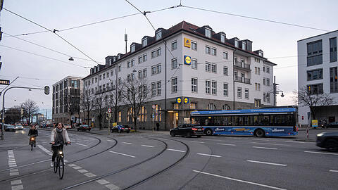 Dass die Postbank am Orleansplatz dichtgemacht hat, sorgt im Viertel für Kritik. (Archiv)