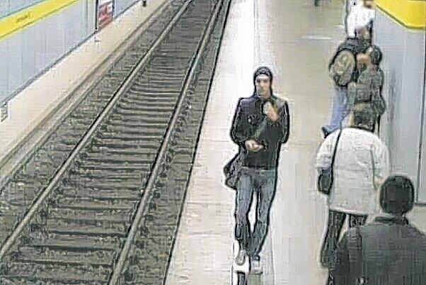 Gesucht: Dieser Mann soll am 14. November auf einer Rolltreppe im U-Bahnhof Schwanthalerhöhe eine 10-Jährige sexuell belästigt haben.