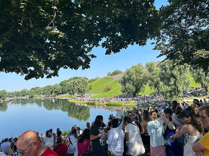 Swifties im Olympiapark so weit das Auge reicht.