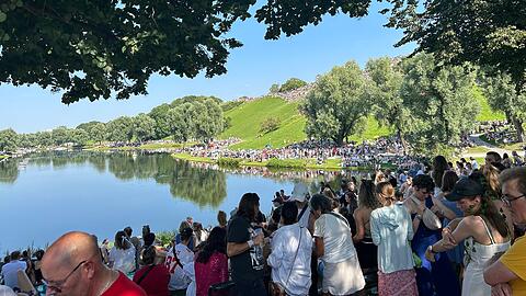 Swifties im Olympiapark so weit das Auge reicht.