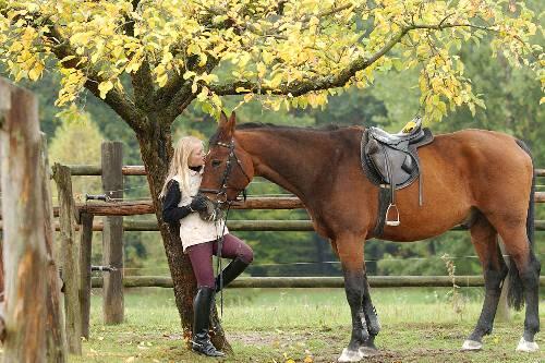 Mädchen und ihre Ponys: Auf der f.re.e kann man sich ab diesem Jahr auch Anregungen für Familienurlaube auf Reiterhöfen holen.