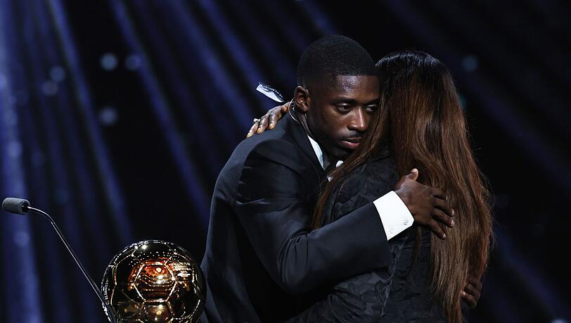 Mutter und Sohn: Ousmane Dembélé denkt nach dem Gewinn des Ballon d'Or an seine Familie.