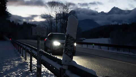 Schnee und Glätte beeinträchtigten auch die Autofahrer im Freistaat.