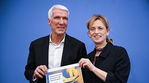 Bitkom-Chef Wintergerst und Seniorenministerin Prien stellten die Ergebnisse der Befragung "Seniorinnen und Senioren in der digitalen Welt" vor.