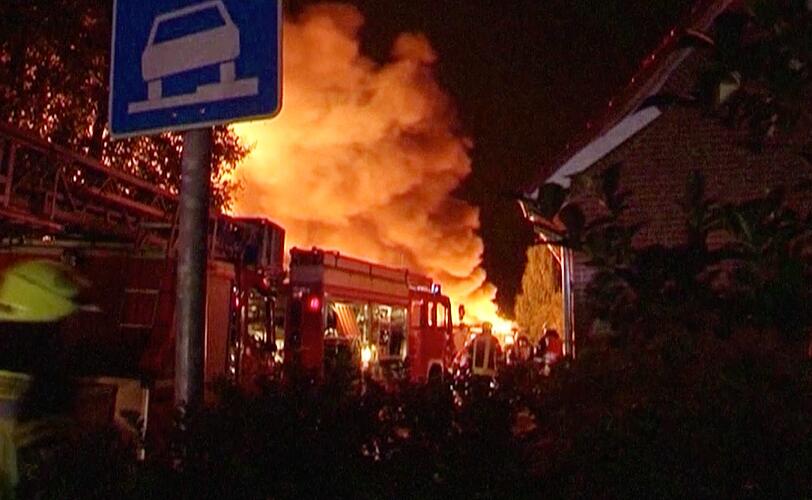 Das Gebäude stand seit der Explosion gegen 20.30 Uhr komplett in Flammen, sagte ein Polizeisprecher.