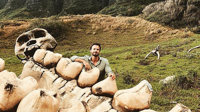 Schauspieler Stephan Luca ist hinter dem riesigen Gebiss kaum zu erkennen.