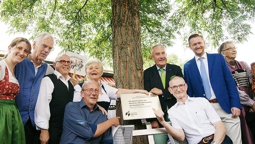 Die Tafel weist auf den neuen Schutzstatus des Viktualienmarktes hin. Im Bild v.l.: Ulrike Boesser, Ex Unesco Botschafter Hans-Heinrich Wredde, Jürgen Kirner, Marktsprecherin Elke Fett, Minister Ludwig Spaenle, Wolfgang Steffinger, Hans-Georg Küppers, Axel Markwardt. Die Tafel weist auf den neuen Schutzstatus des Viktualienmarktes hin. Im Bild v.l.: Ulrike Boesser, Ex Unesco Botschafter Hans-Heinrich Wredde, Jürgen Kirner, Marktsprecherin Elke Fett, Minister Ludwig Spaenle, Wolfgang Steffinger, Hans-Georg Küppers, Axel Markwardt.