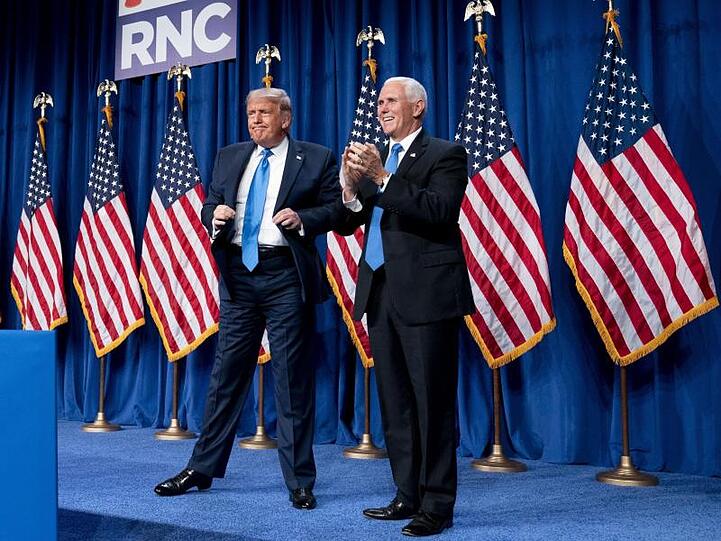 US-Präsident Donald Trump und Vizepräsident Mike Pence stehen nach Trumps Rede beim Parteitag der Republikaner auf der Bühne.