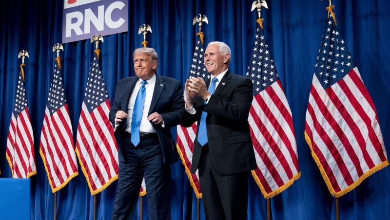 US-Präsident Donald Trump und Vizepräsident Mike Pence stehen nach Trumps Rede beim Parteitag der Republikaner auf der Bühne. US-Präsident Donald Trump und Vizepräsident Mike Pence stehen nach Trumps Rede beim Parteitag der Republikaner auf der Bühne.
