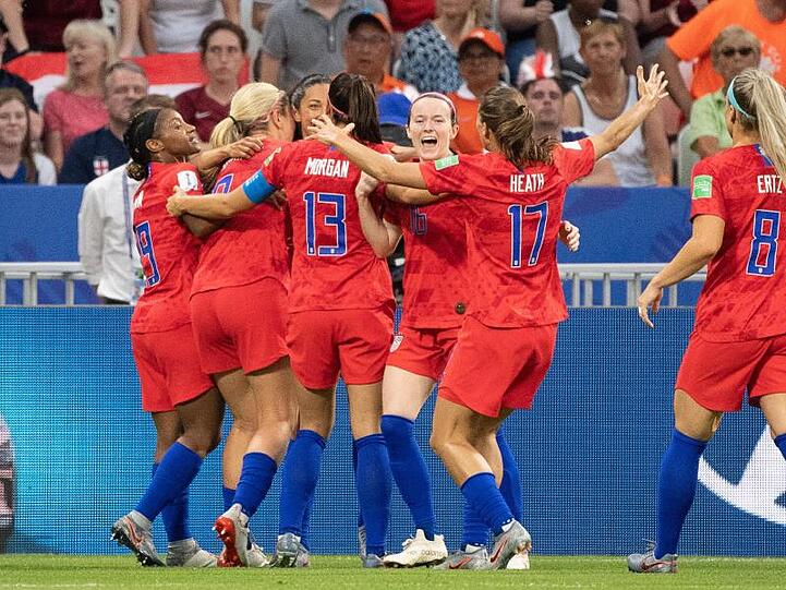 Die USA-Spielerinnen feiern den Einzugs ins WM-Finale.