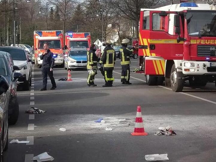 Vor dem Gebäude des Krefelder Amts- und Landgerichtes hat sich ein Mann selbst angezündet.