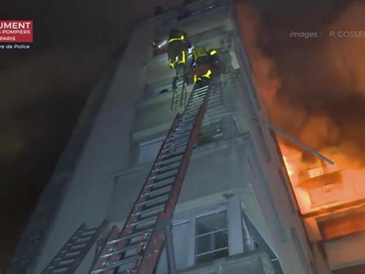 Die Einsatzkräfte kämpften noch am frühen Morgen gegen die Flammen.