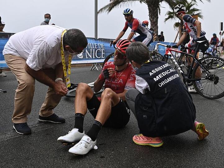 Zahlreiche Stürze, wie hier Kevin Ledanois vom Team Arkea-Samsic, überschatteten die erste Tour-Etappe.